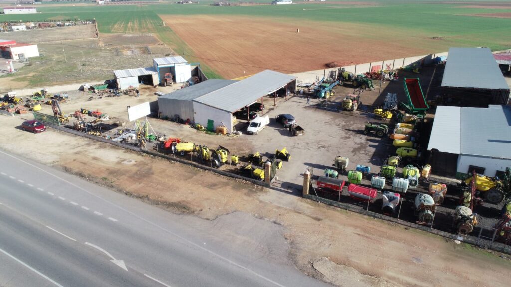 Exposición de pulverizadores, atomizadores y maquinaria agrícola en las instalaciones de Antonio Vargas